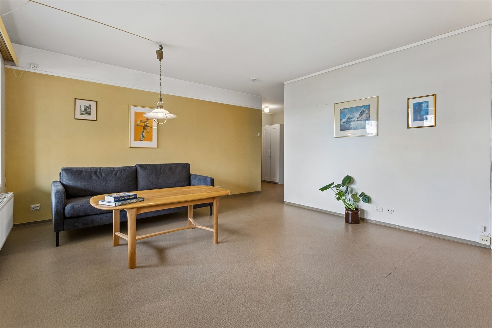 Stuen er romslig og lett å møblere med både sofagruppe og spisebord. Galleribilde