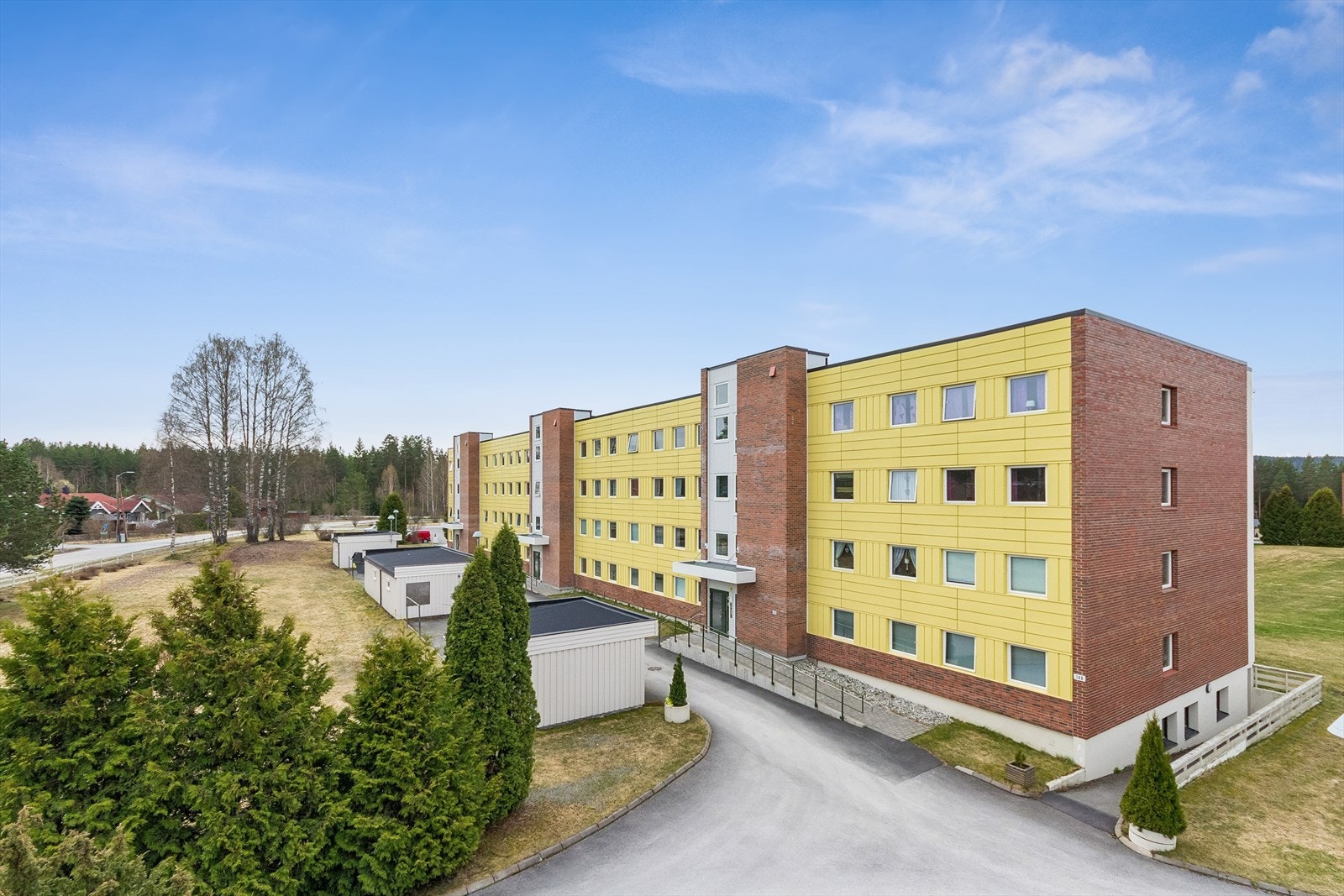 Bygget er oppført i 1975, til sammen 108 boenheter fordelt på 3 blokker. Galleribilde