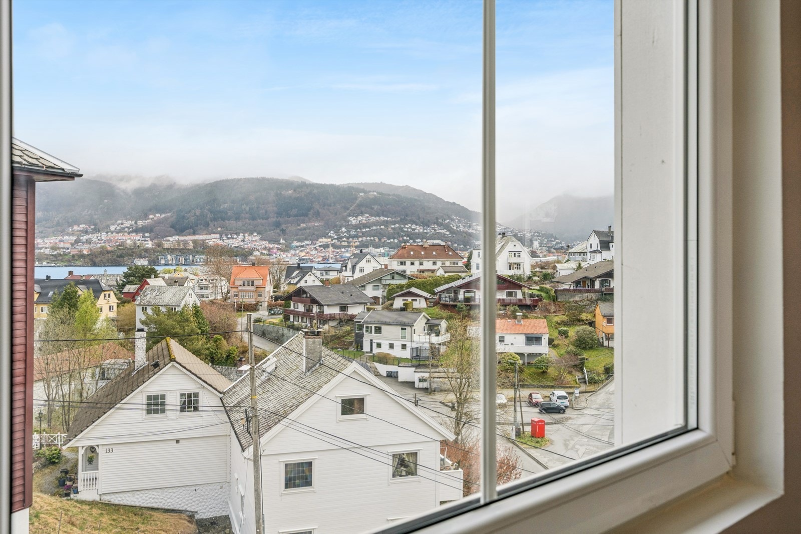 Leiligheten ligger høyt og fint til med praktfull utsikt. Galleribilde