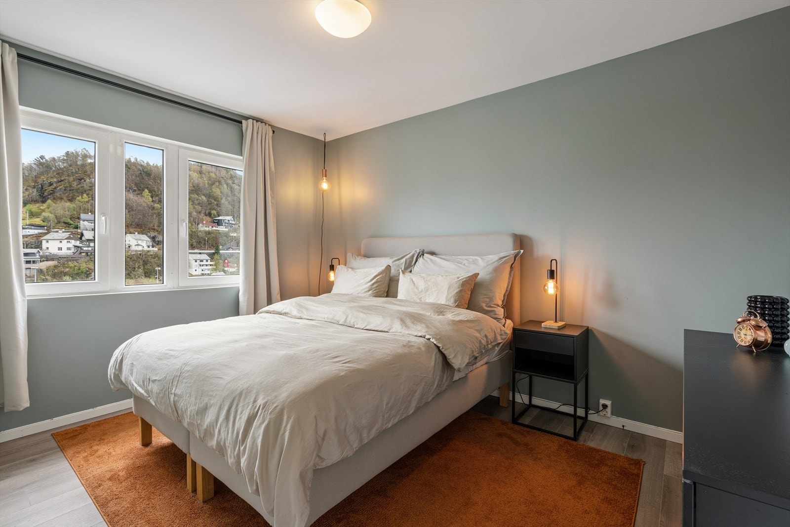 Lekkert hovedsoverom med god plass til stor dobbeltseng. Måler 10,80 m². Galleribilde