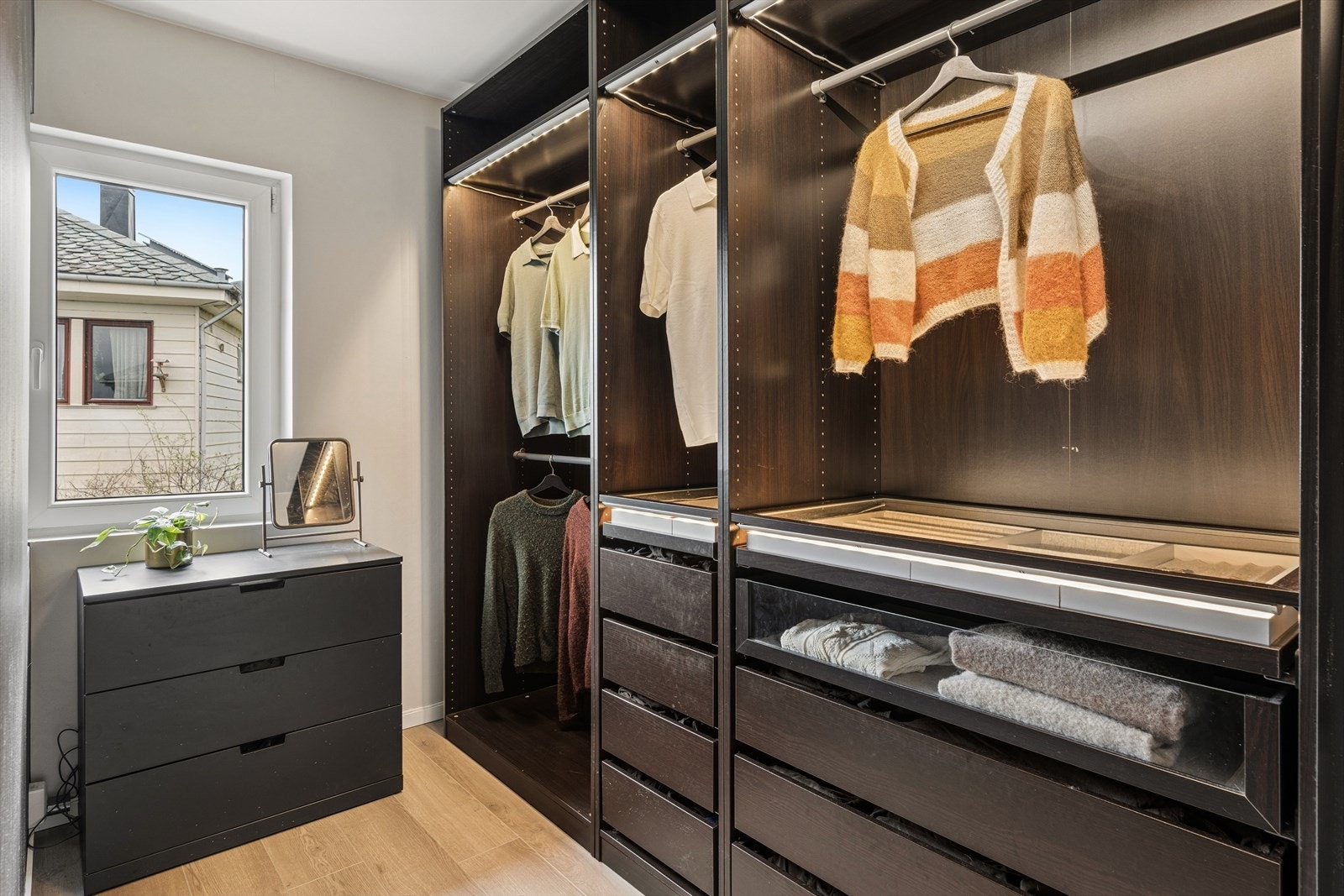Soverom 3 - brukes i dag som walk-in-closet. Galleribilde
