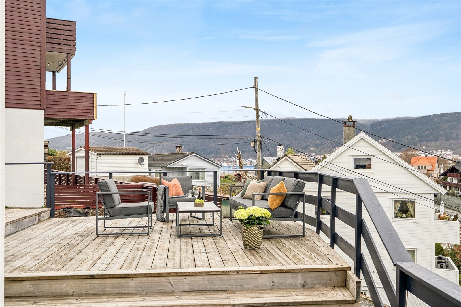 Flott felles terrasse med gode solforhold og storslått utsikt. Galleribilde