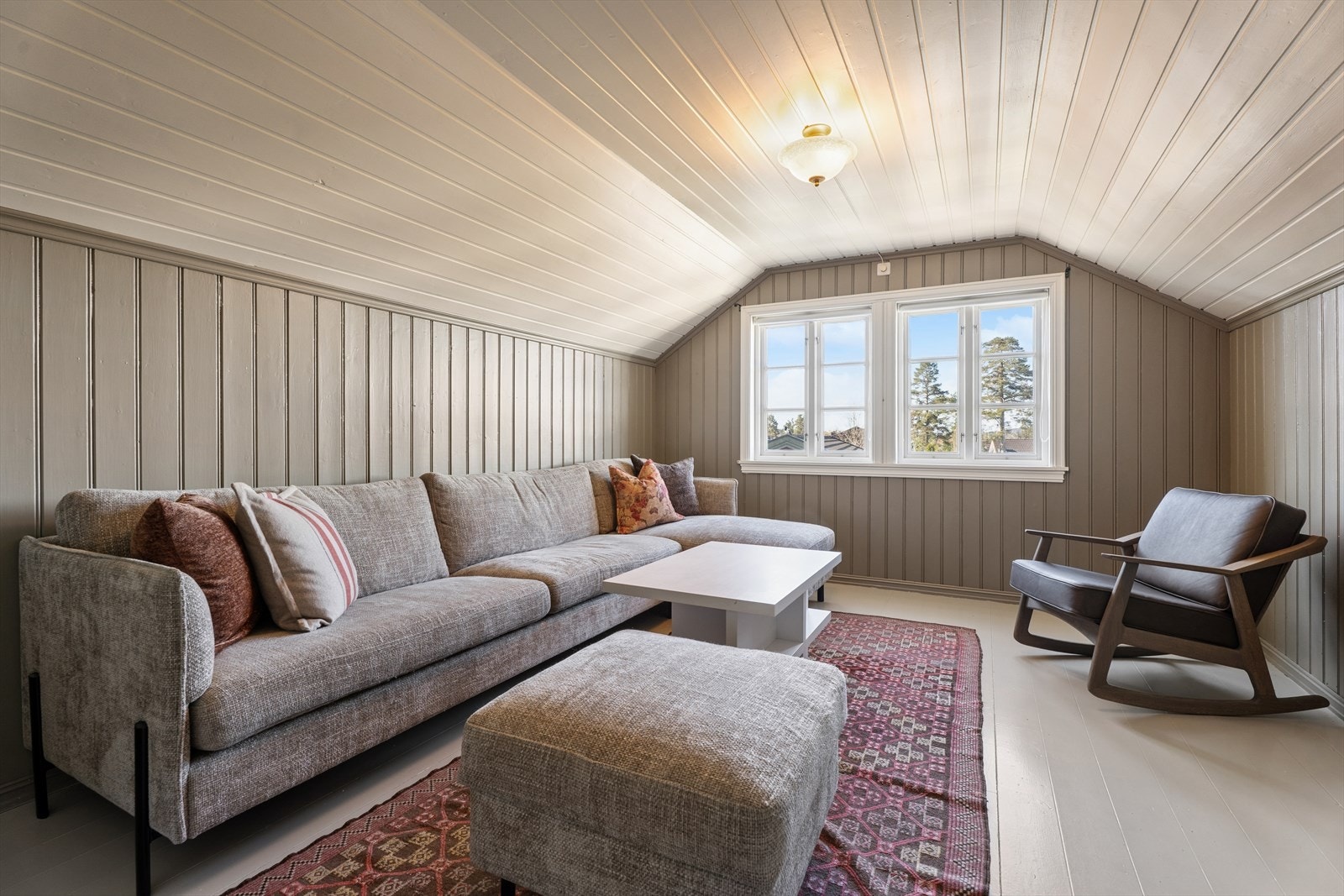 Loftstue med gode møbleringsmuligheter. Galleribilde