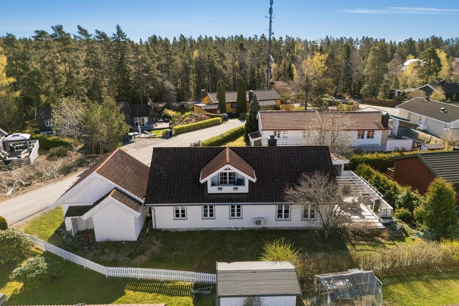 Området er preget av eneboliger og rekkehus, med nærhet til skog og mark. Galleribilde
