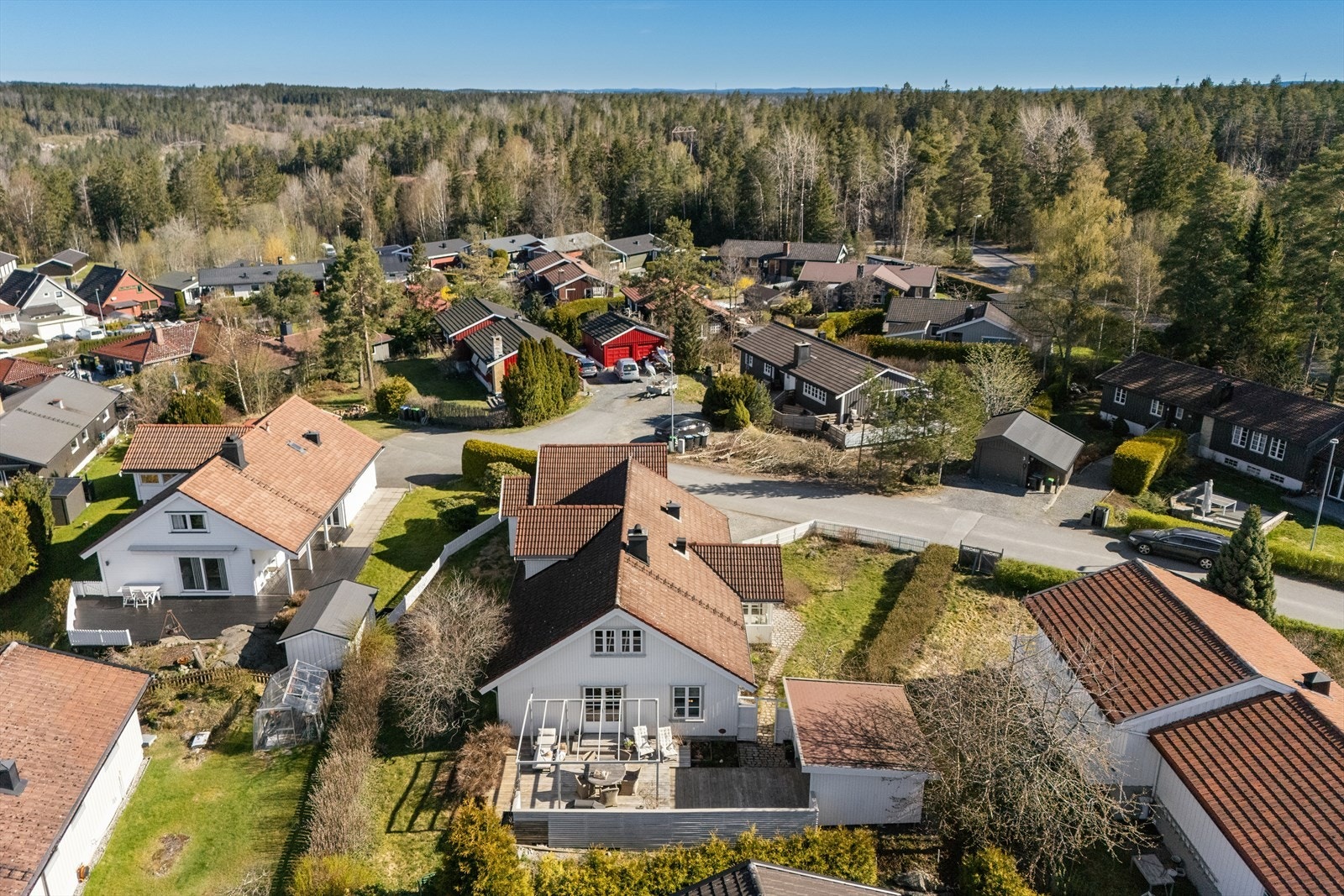 Boligen ligger i et trygt og veletablert nabolag, ideelt for barnefamilier. Galleribilde