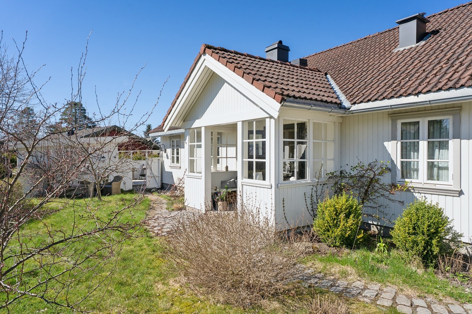 Enebolig med klassisk arkitektur og en velholdt fasade. Galleribilde