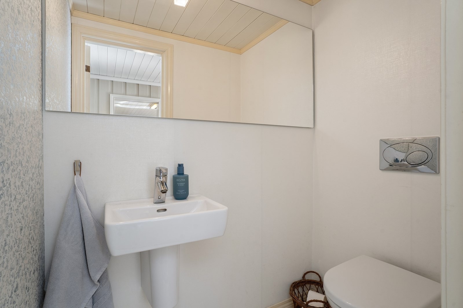 I tillegg til hovedbadet har boligen et separat gjestetoalett i første etasje. Galleribilde