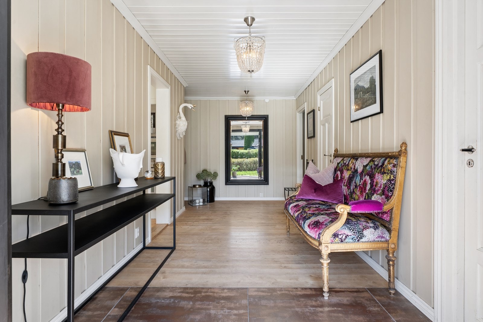 Gjennomgående tregulv og panel på veggene gir en varm og helhetlig atmosfære. Galleribilde