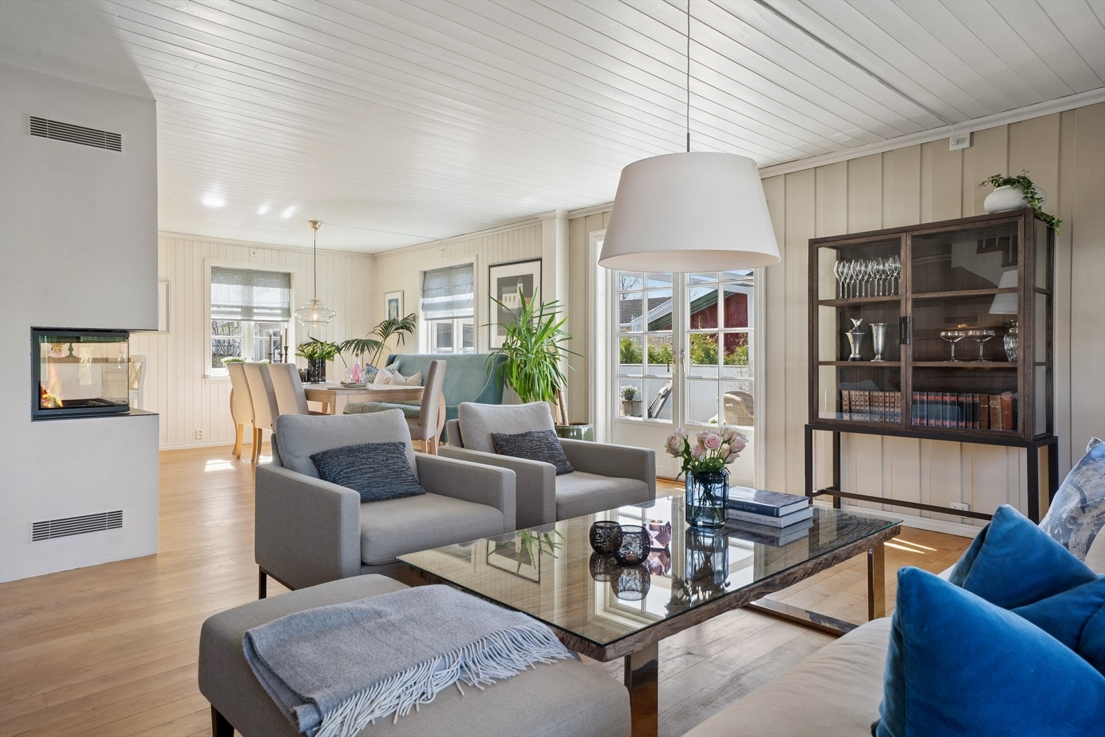 Stuen er romslig og lett å møblere, med god plass til en stor sofagruppe. Galleribilde