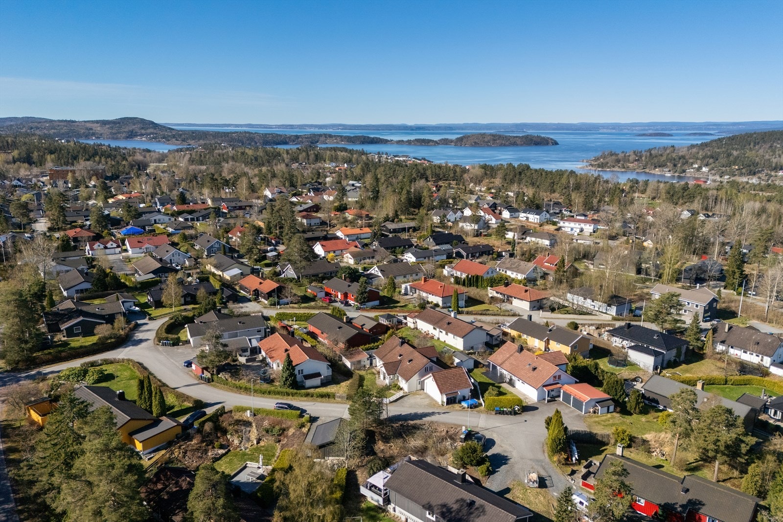 Almeveien 6 er en innholdsrik enebolig med en stor, solrik hage og flere uteplasser. Galleribilde