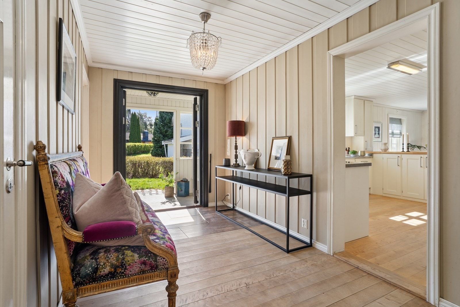 Fra entréen er det åpen tilgang til kjøkkenet og videre inn mot stuen. Galleribilde
