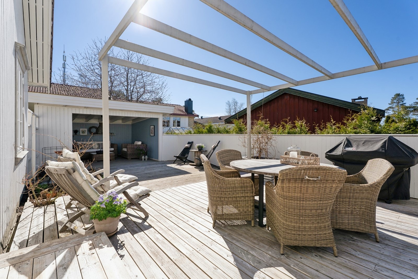 Utvendig er eiendommen tilbygget med pergola. Galleribilde