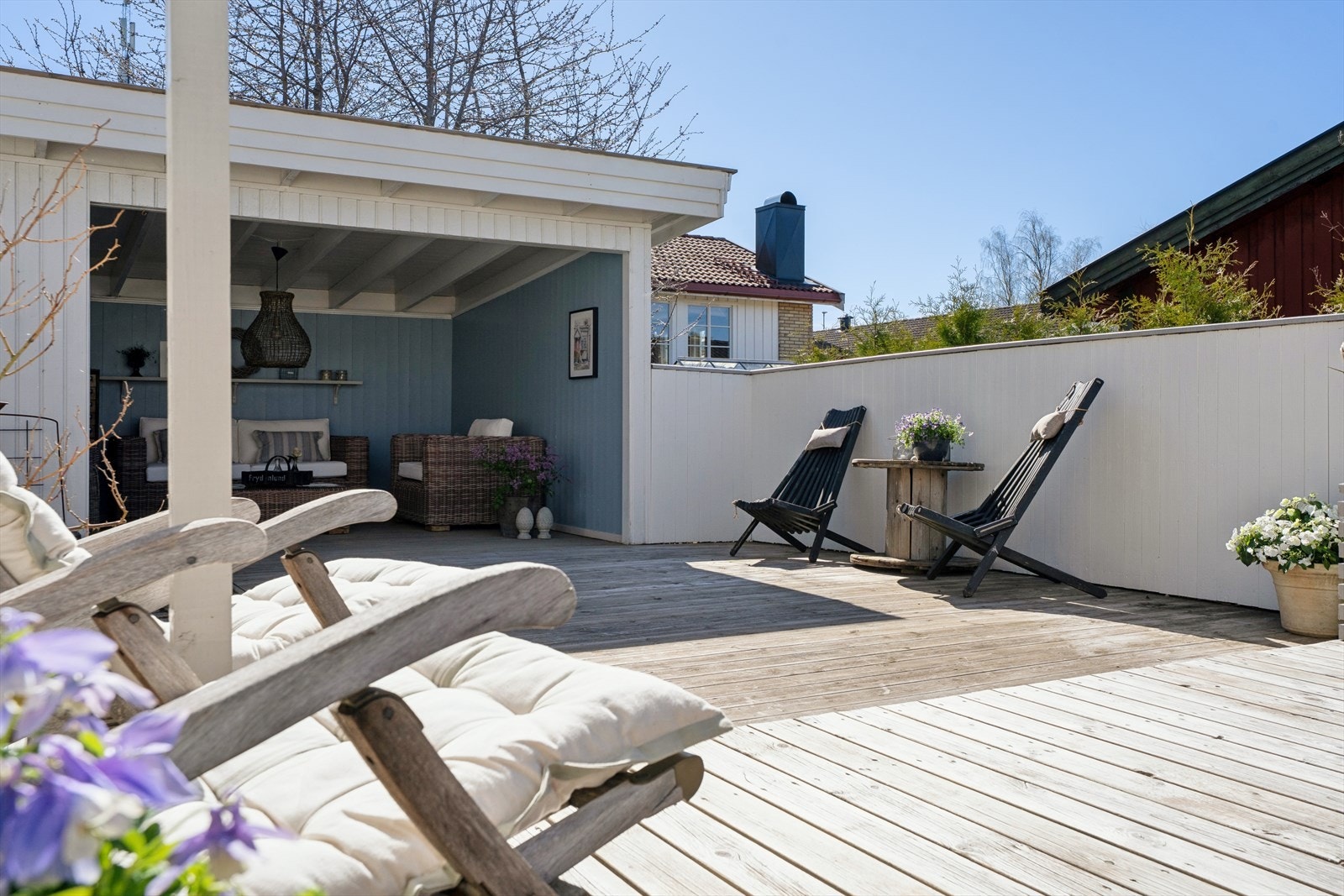 Fra stuen i dag er det utgang til en terrasse på ca. 63 m² som ikke er godkjent. Det er også satt opp levegger rundt terrassen, og den ene delen er delvis bygget inn med vegger og tak. Galleribilde