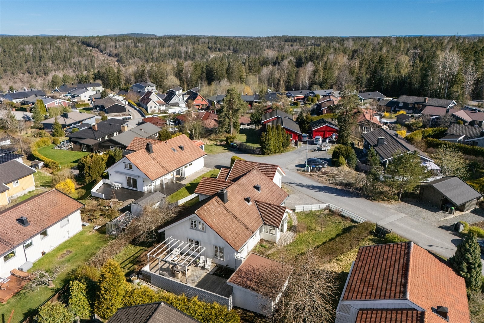 Særdeles barnevennlig område med kort gangvei til barnehage, barneskole og ungdomsskole samt svømmehall, idrettshall og anlegg med kunstgressbane. Galleribilde