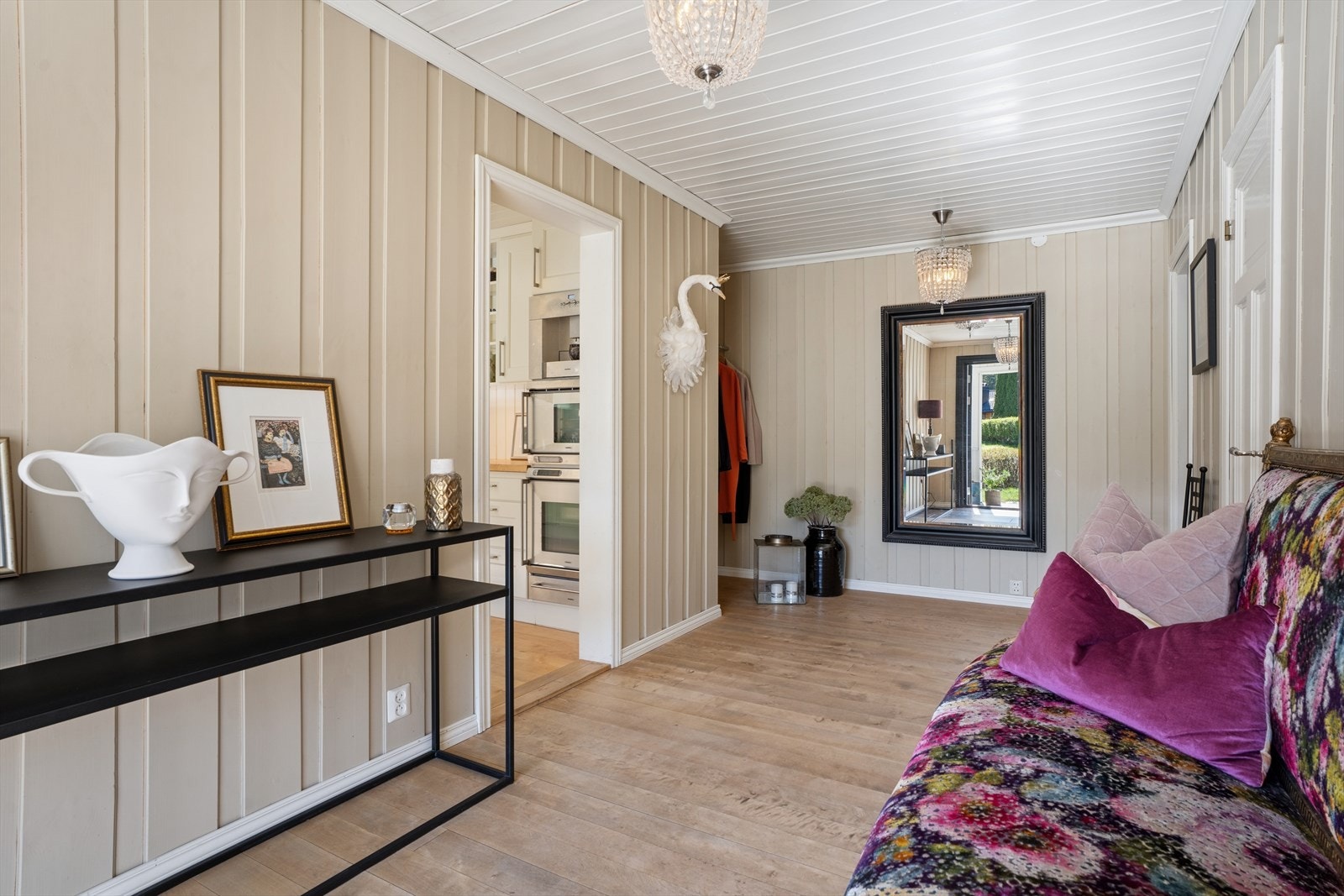 Den romslige entréen gir et godt førsteinntrykk og har god plass til garderobeløsninger. Galleribilde
