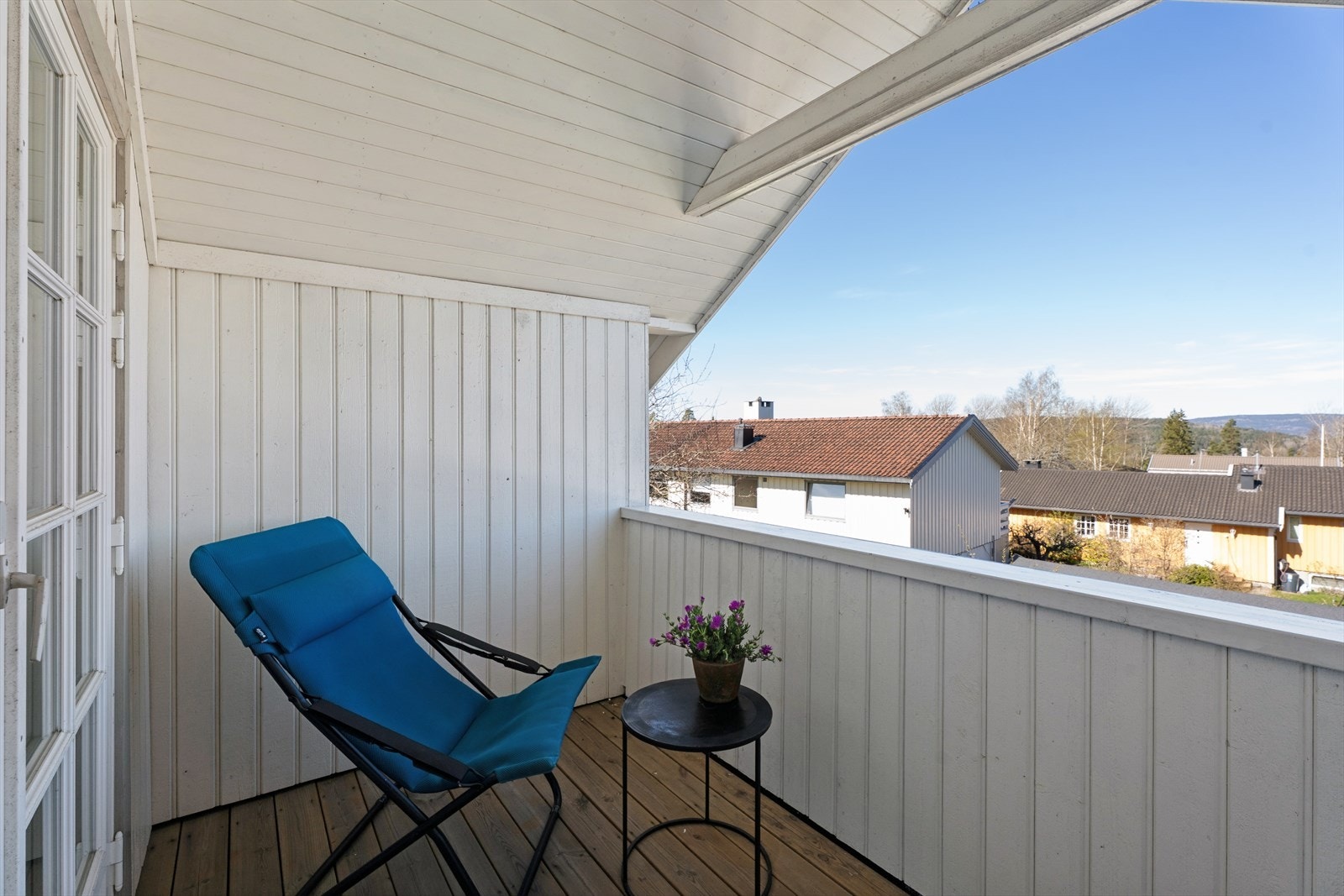 Balkongen er en fin, usjenert uteplass med plass til en liten sittegruppe. Galleribilde