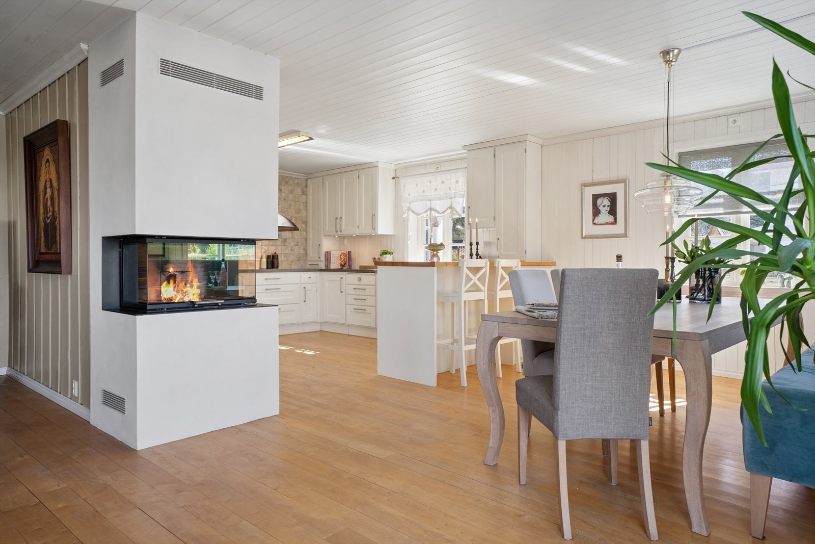Den tre-sidige peisen er et sentralt element som gir varme og hygge, og kan nytes fra både stue og spisestue. Galleribilde
