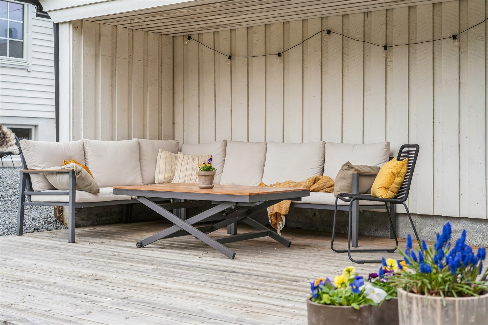 Ein overbygd og lun uteplass, perfekt for å forlenge sommarkveldane! Galleribilde
