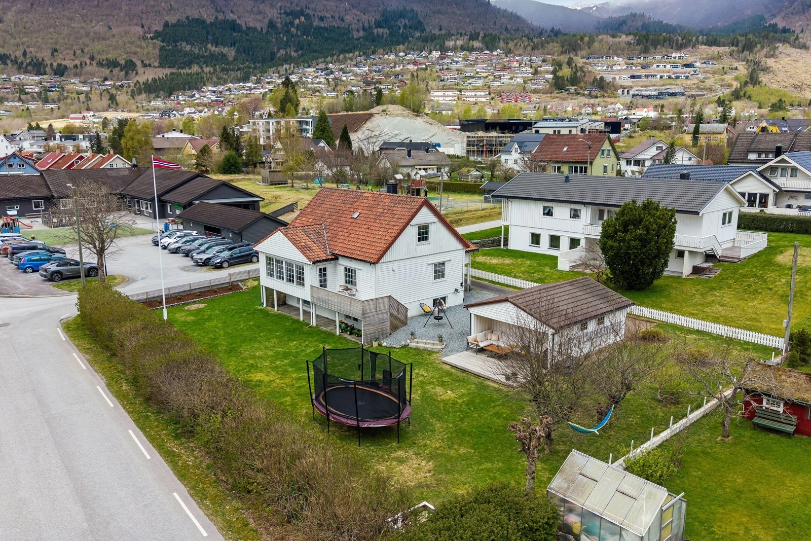 Det er meget kort og god gangveg til alle daglege sentrumsfasilitetar, skular, barnehagar, shopping, idretts- og kulturtilbod og sjølvsagt mykje meir! Galleribilde