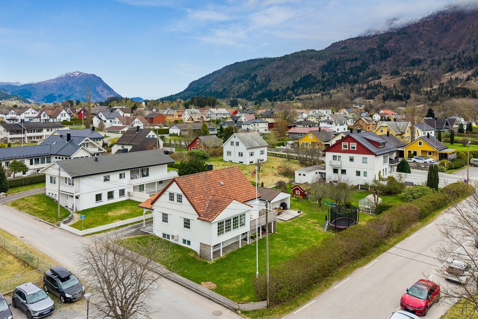 Eigedommen ligg i eit etablert og barnevennleg bustadområde. Velkommen til visning - hugs påmelding! Galleribilde