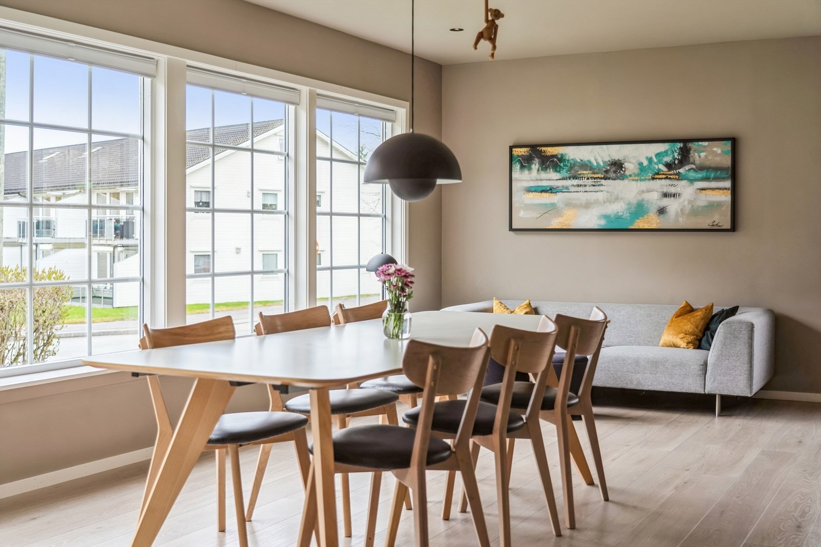 Inne igjen i stova har du sjølvsagt full oversikt over det som skjer i hagen, og det er enkelt å frakte grillmaten rett til spiseklare gjestar Galleribilde