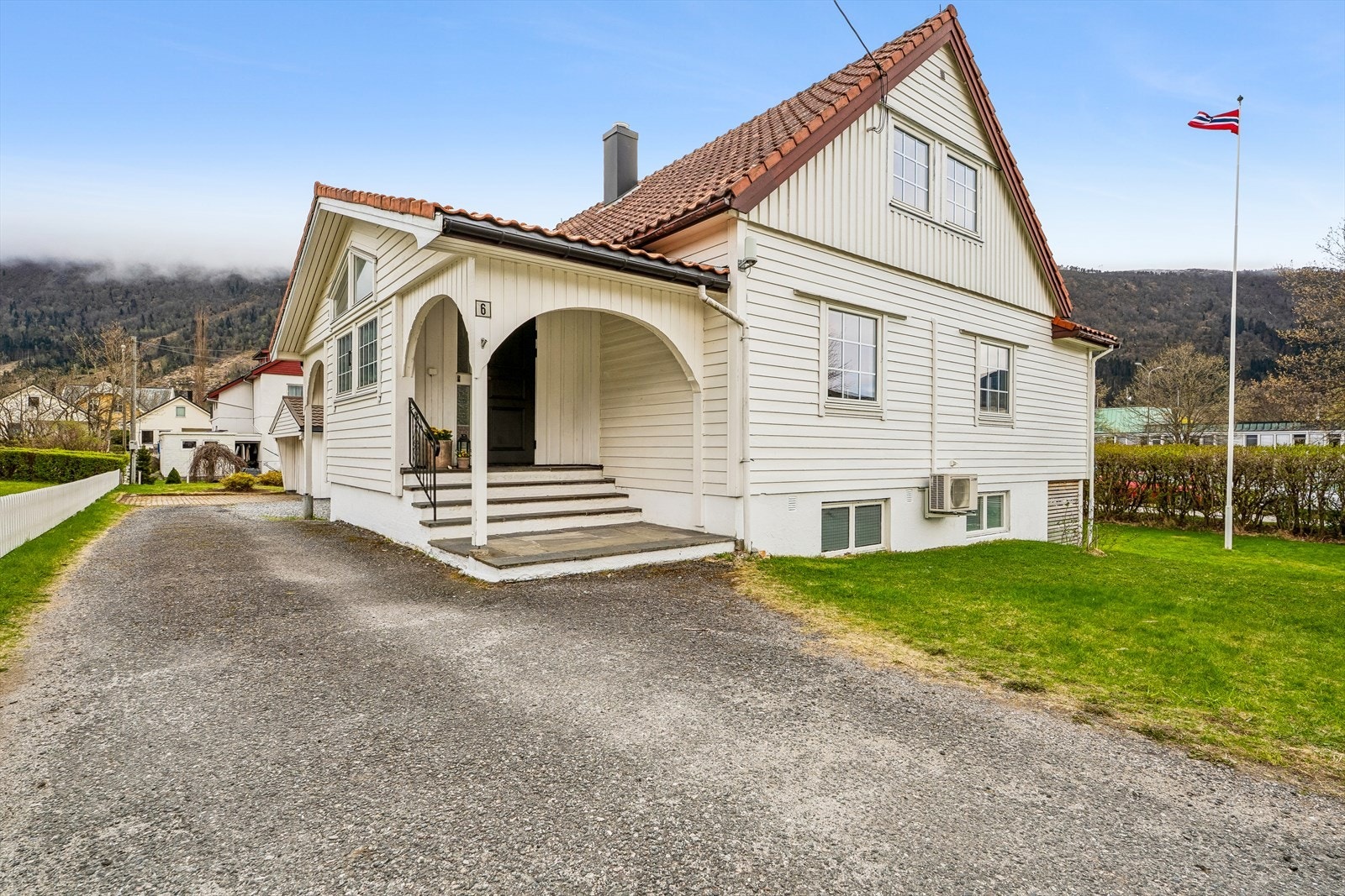 Du har godt med parkeringsmuligheter ved inngang, ved garasje og elles på tomta. Galleribilde