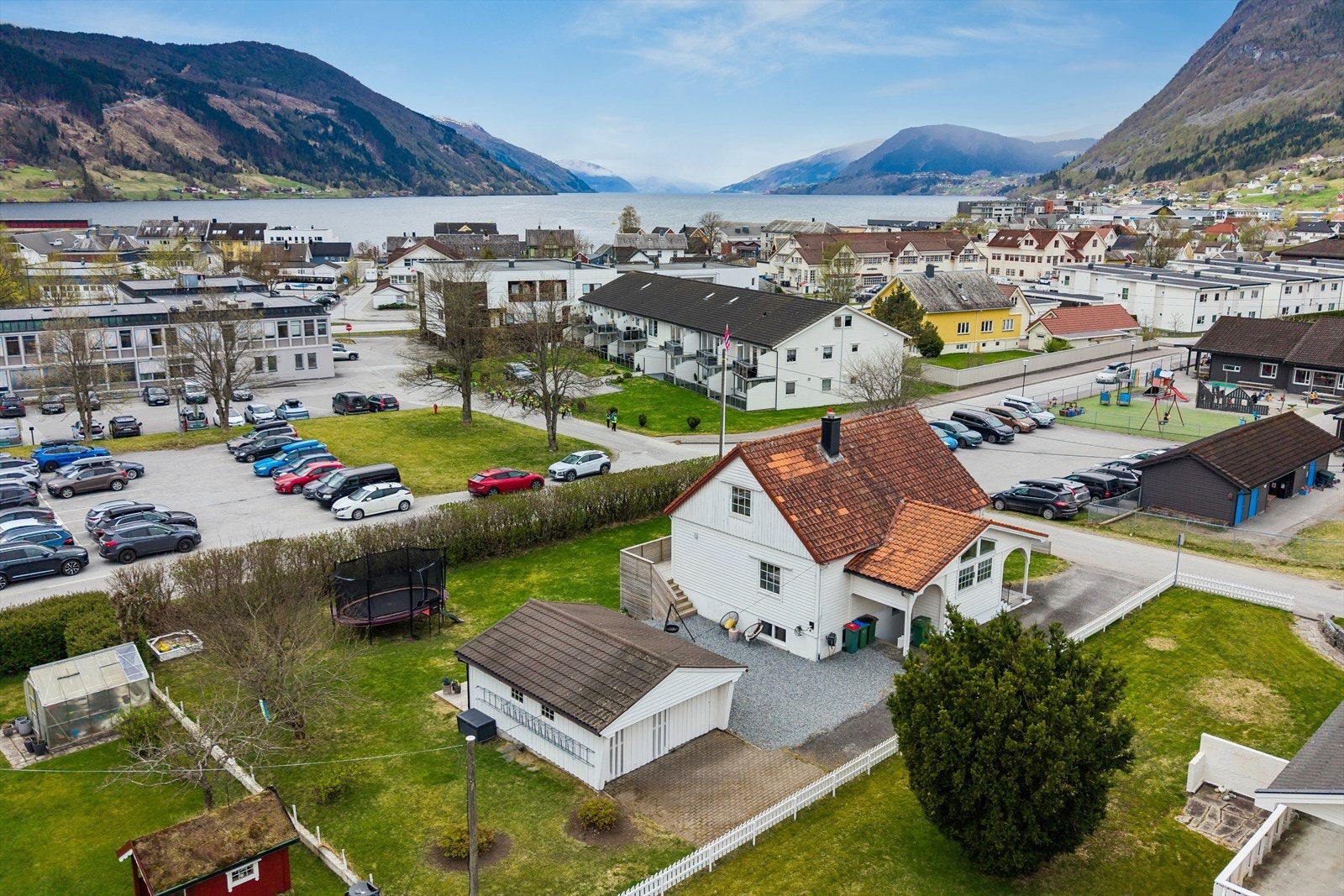 Bustaden ligg sentralt på Nordfjordeid, med gangveg til alle daglege fasilitetar. Galleribilde