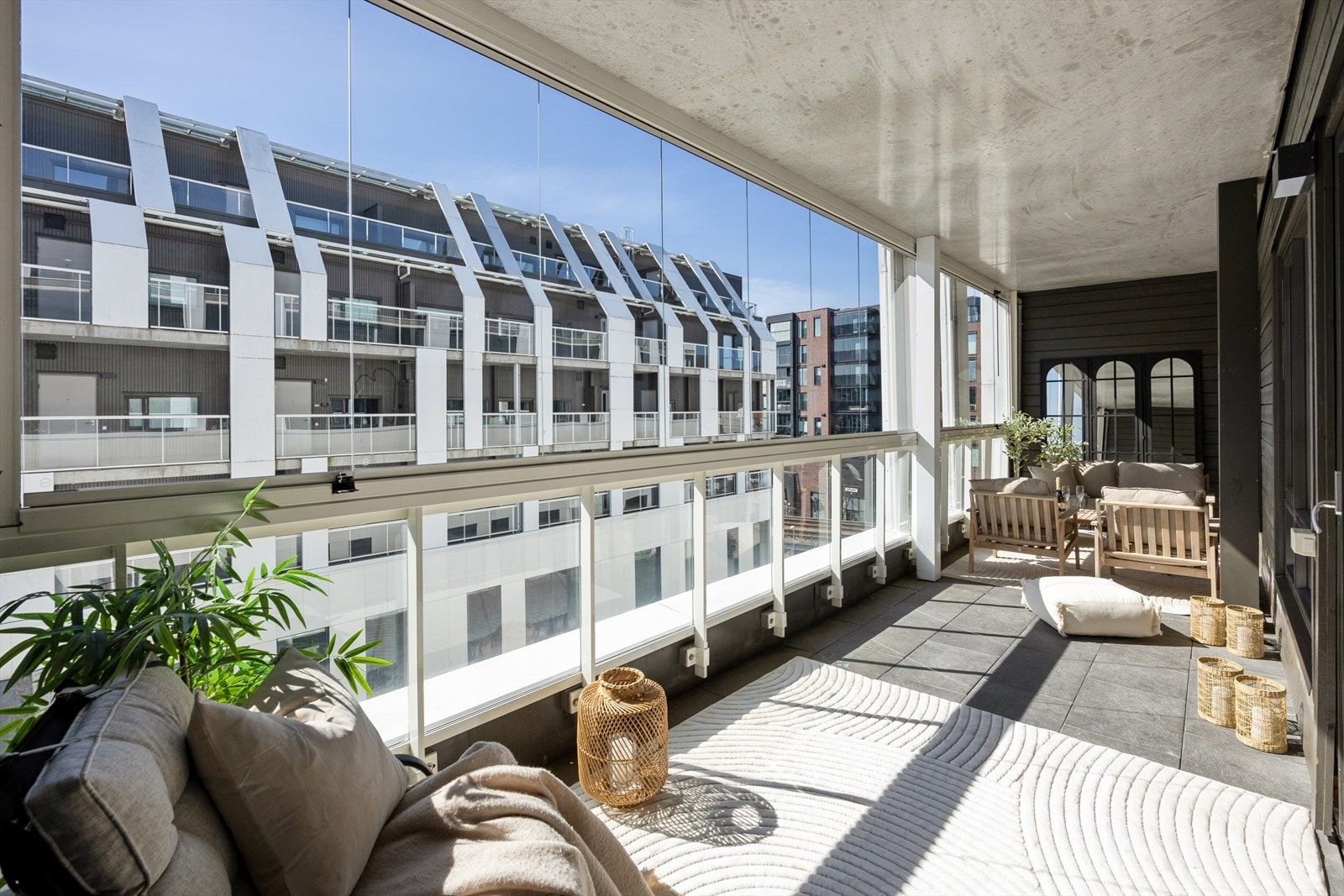 Den store, sørvendte balkongen er innglasset og fungerer som en lun forlengelse av stuen store deler av året. Galleribilde