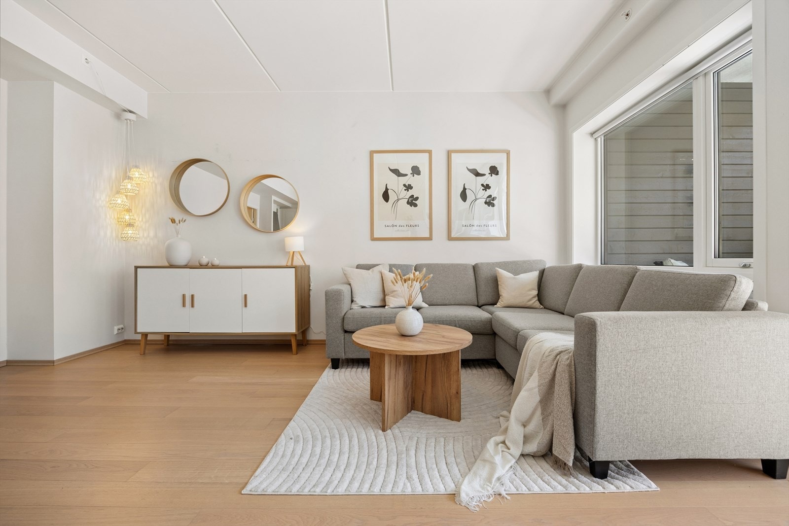 Stuen er romslig og lett å møblere, med god plass til en større sofagruppe. Galleribilde