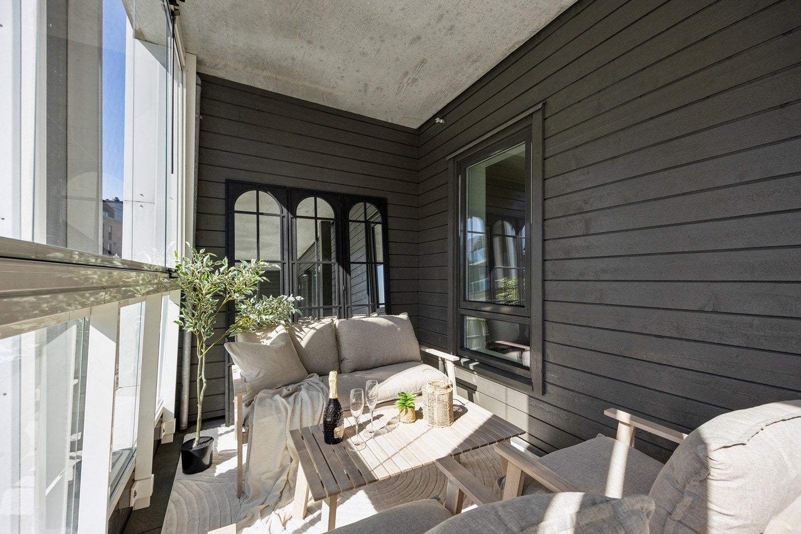 Her er det god plass for både en sofagruppe og et spisebord. Galleribilde