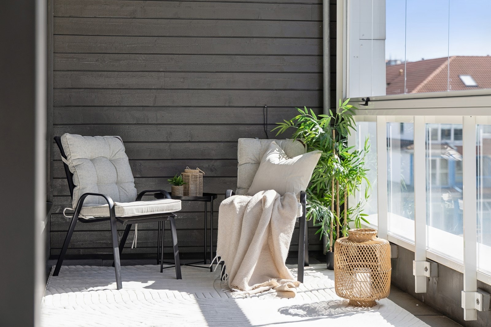 Balkongen er på hele 18 m² og gir rikelig med plass til ulike sittegrupper. Galleribilde