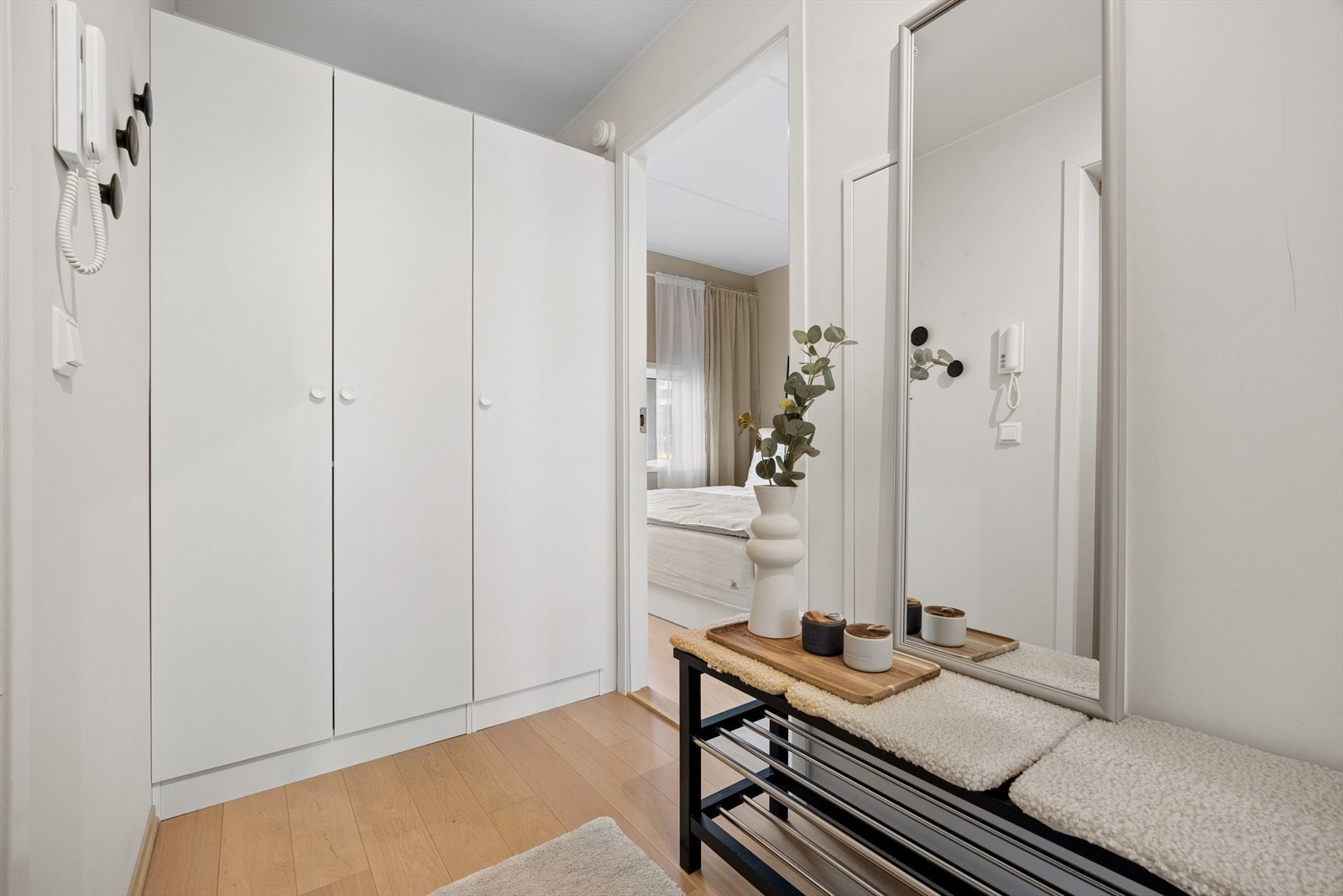 Entréen har god plass til oppbevaring av yttertøy i garderobeskap. (Inntegnet bod på godkjente tegninger er fjernet fra gangen, se pkt. ferdigattest) Galleribilde