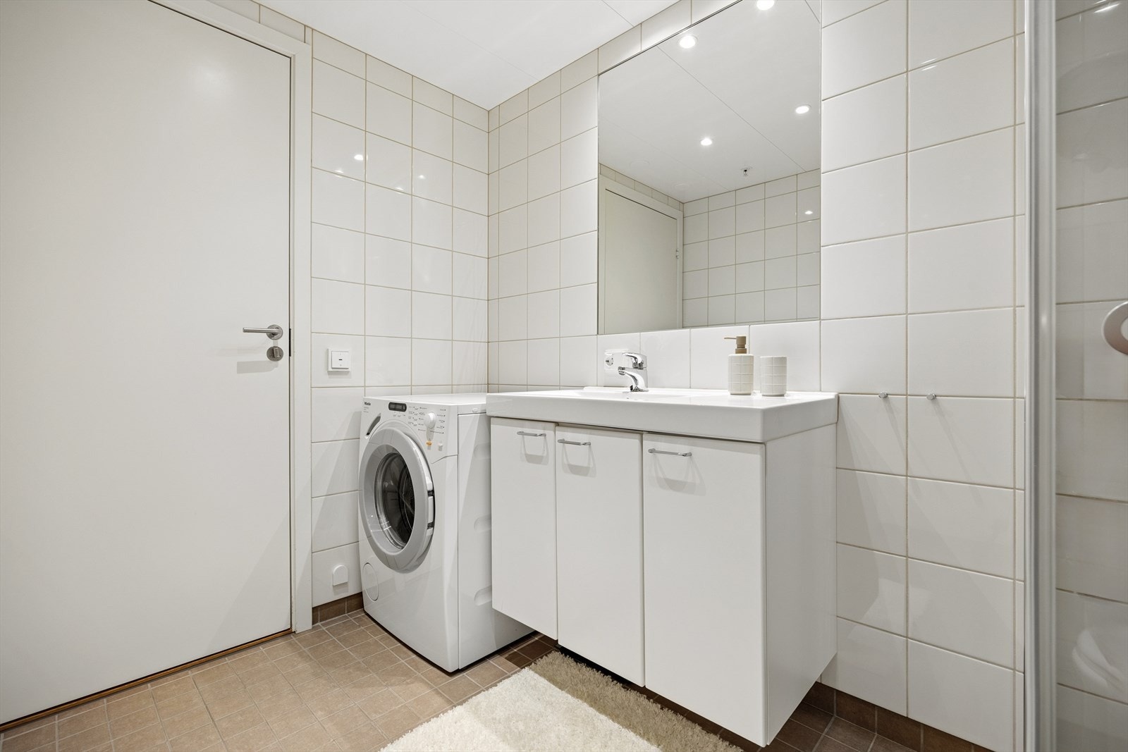 Vannbåren gulvvarme for økt komfort, samt praktisk opplegg for vaskemaskin. Galleribilde
