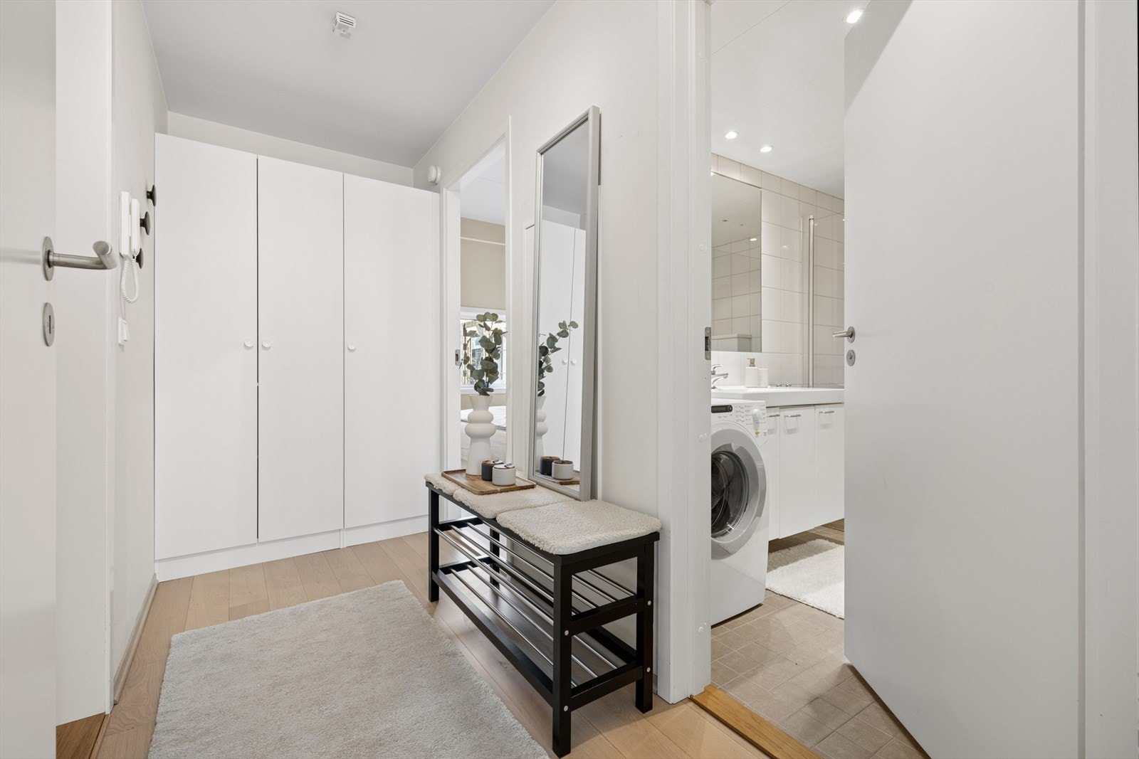 Fra entréen er det enkel adkomst til alle rom, med badet praktisk plassert rett ved inngangen. Galleribilde