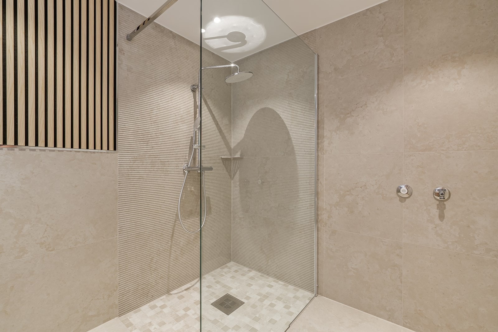 Stor dusjnisje og opplegg for vaskemaskin/tørketrommel Galleribilde