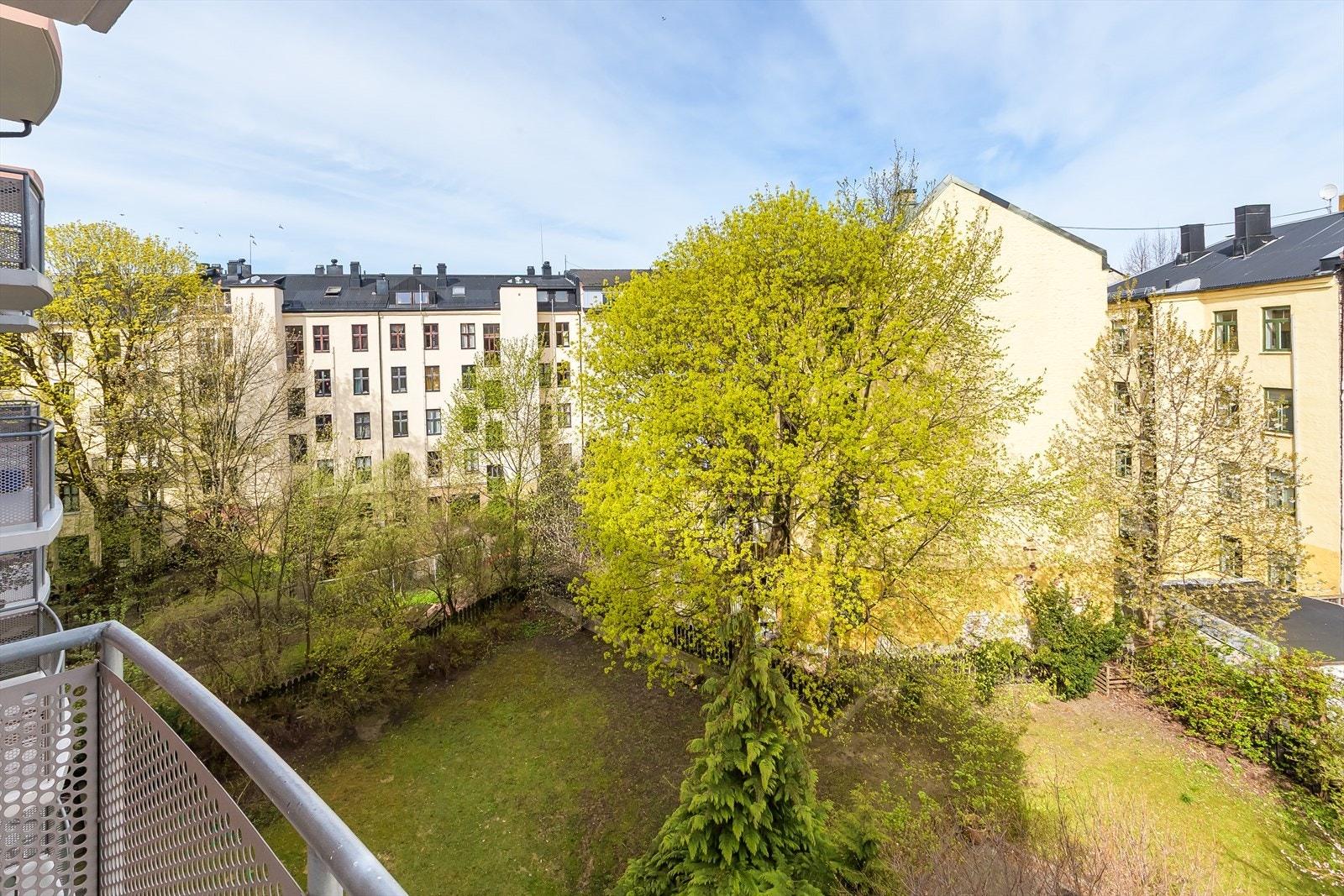 Nydelig utsyn fra balkongen mot indre gårdsrom/hage - Her bor du "midt på Løkka", samtidig stille og tilbaketrukket Galleribilde