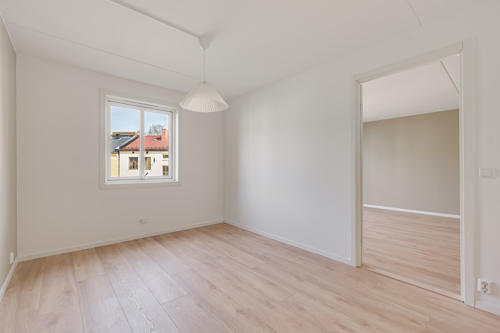 Soverommet er av god størrelse som gir plass til stor garderobe, dobbeltseng, nattbord m.m. Galleribilde