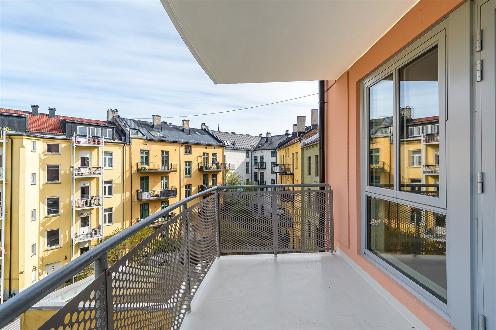 Sameiet oppgraderte nylig fasadene med nye vinduer, balkongdør og balkongdekke Galleribilde