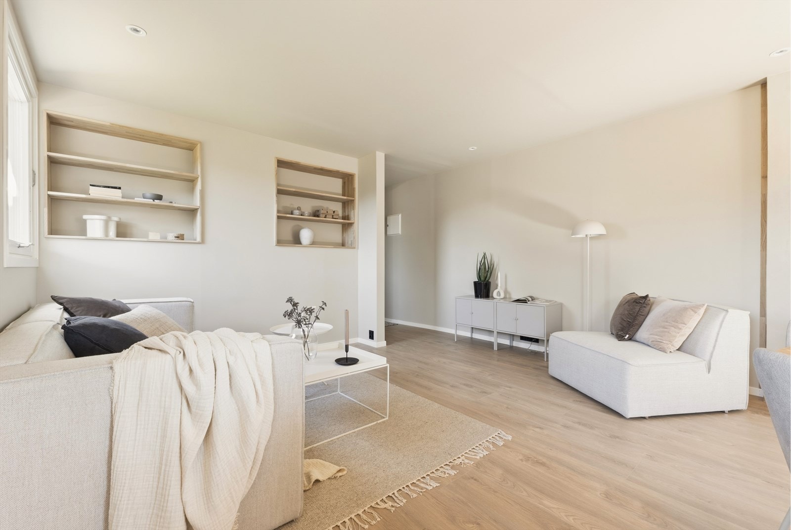 Gulvet er belagt med 1-stavs laminat, og veggene er malt i tidsriktige fargetoner. Galleribilde