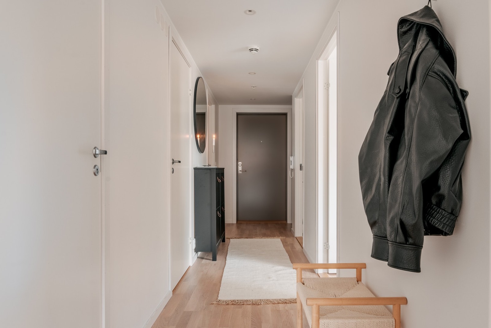 Entréen måles til 8,5 kvm. og har god plass til oppbevaringsløsninger til yttertøy og sko. Galleribilde