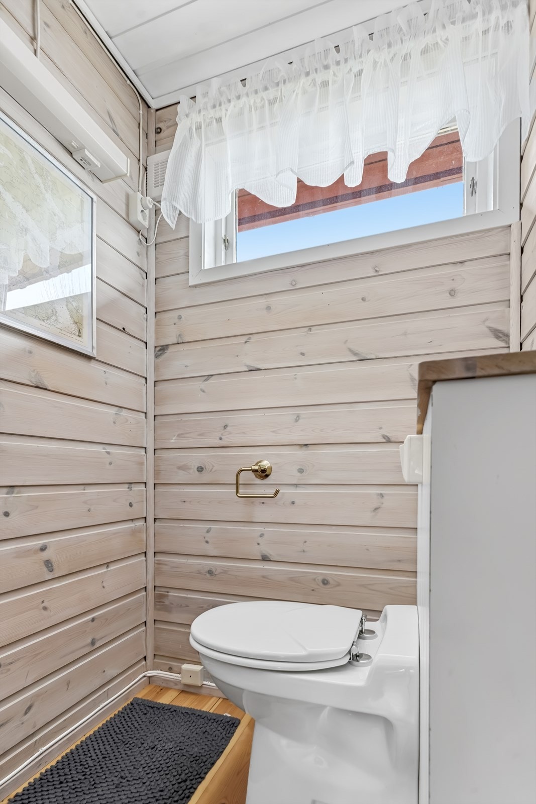 Toalettrom i anneks med Jets wc med el kvern, nytt i 2013. Galleribilde