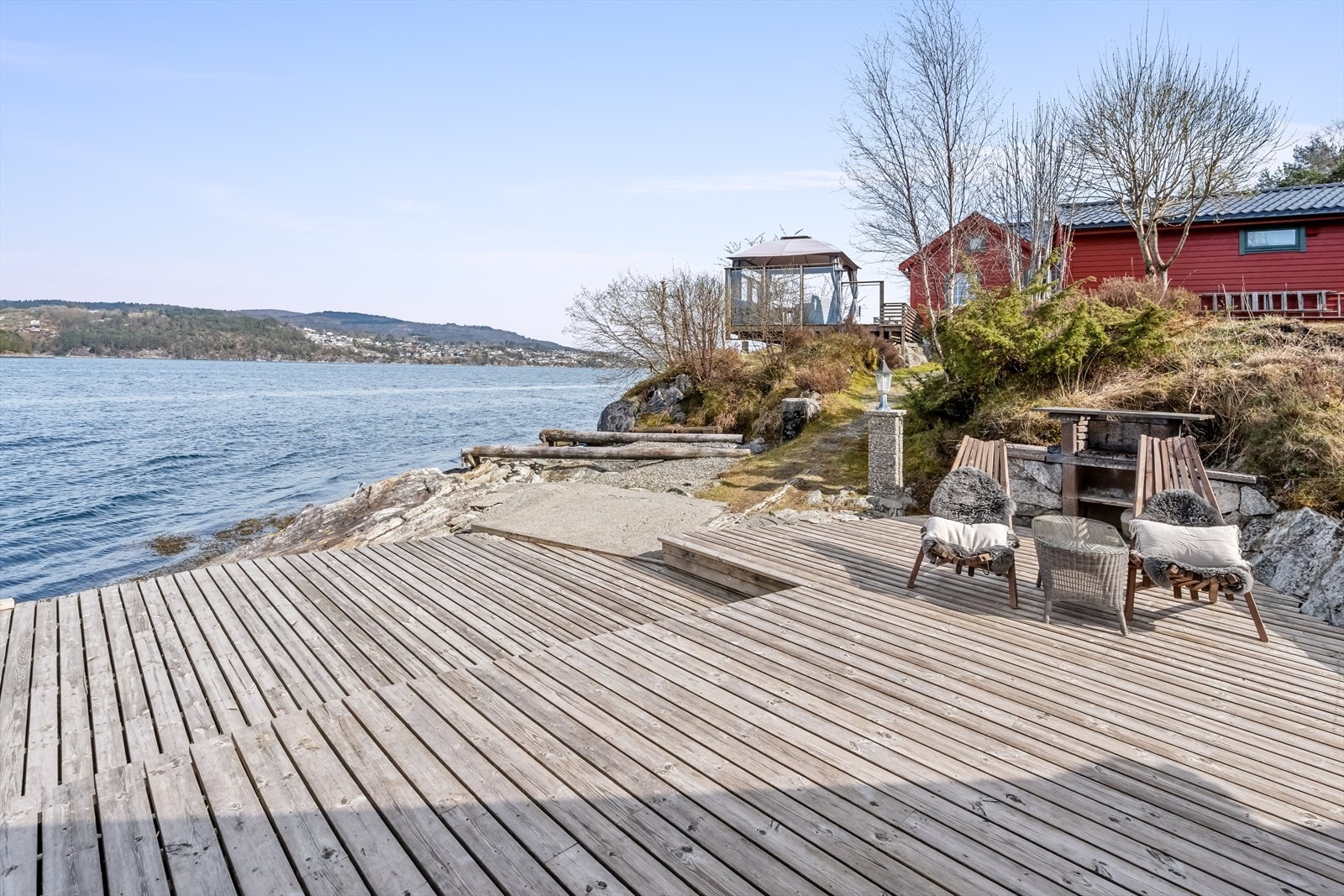 Terrasse og brygge ved nøstet Galleribilde