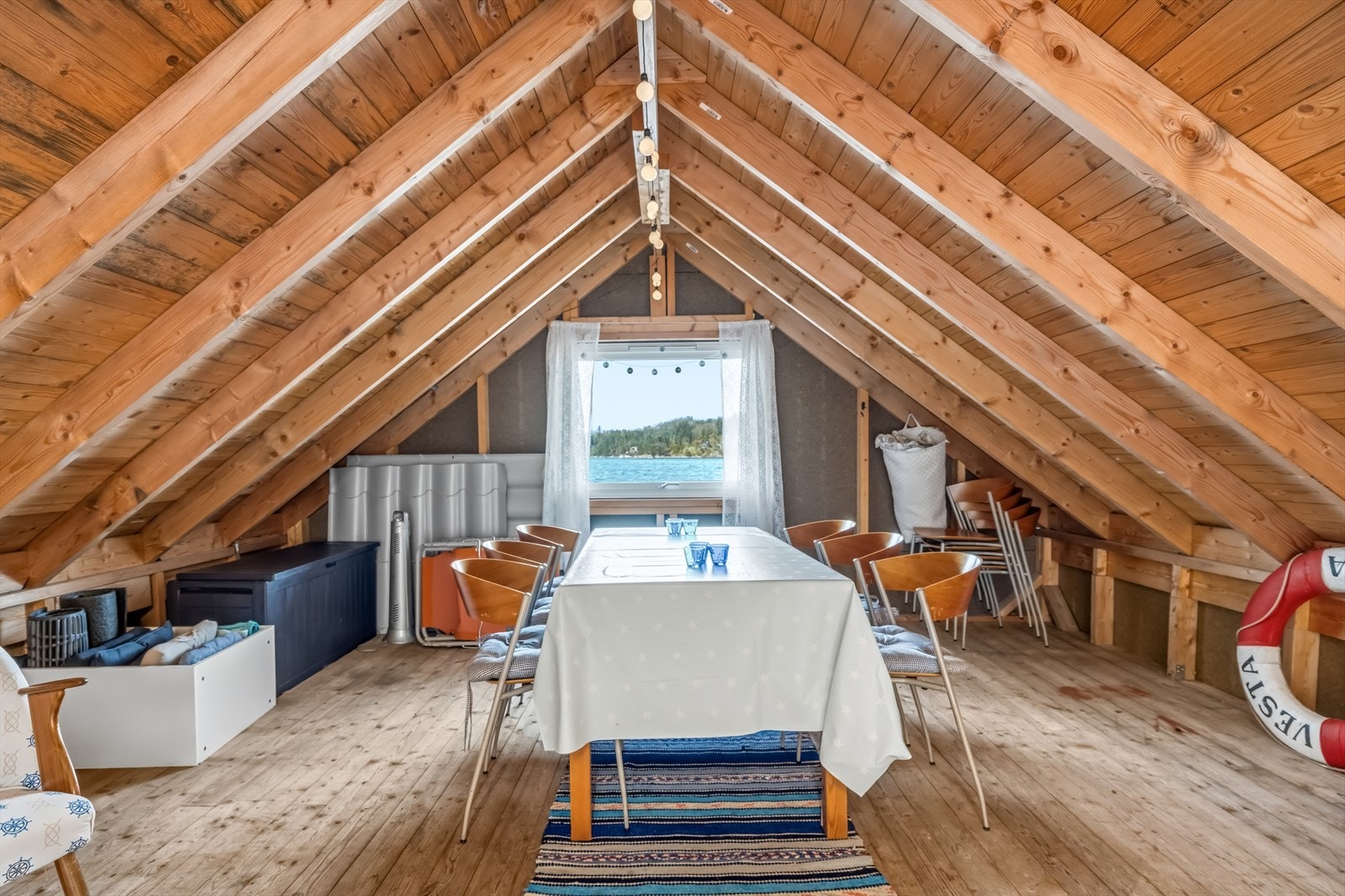 Hems / notloft over nøstet med egen inngang fra terreng. Galleribilde