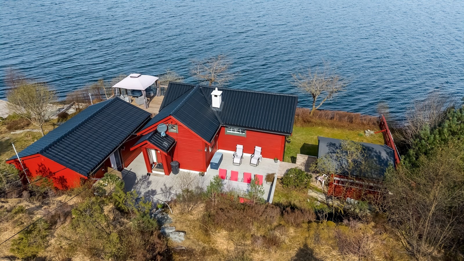 Skjermet terrasse ved anneks og hytte (annekset er til venstre) Galleribilde