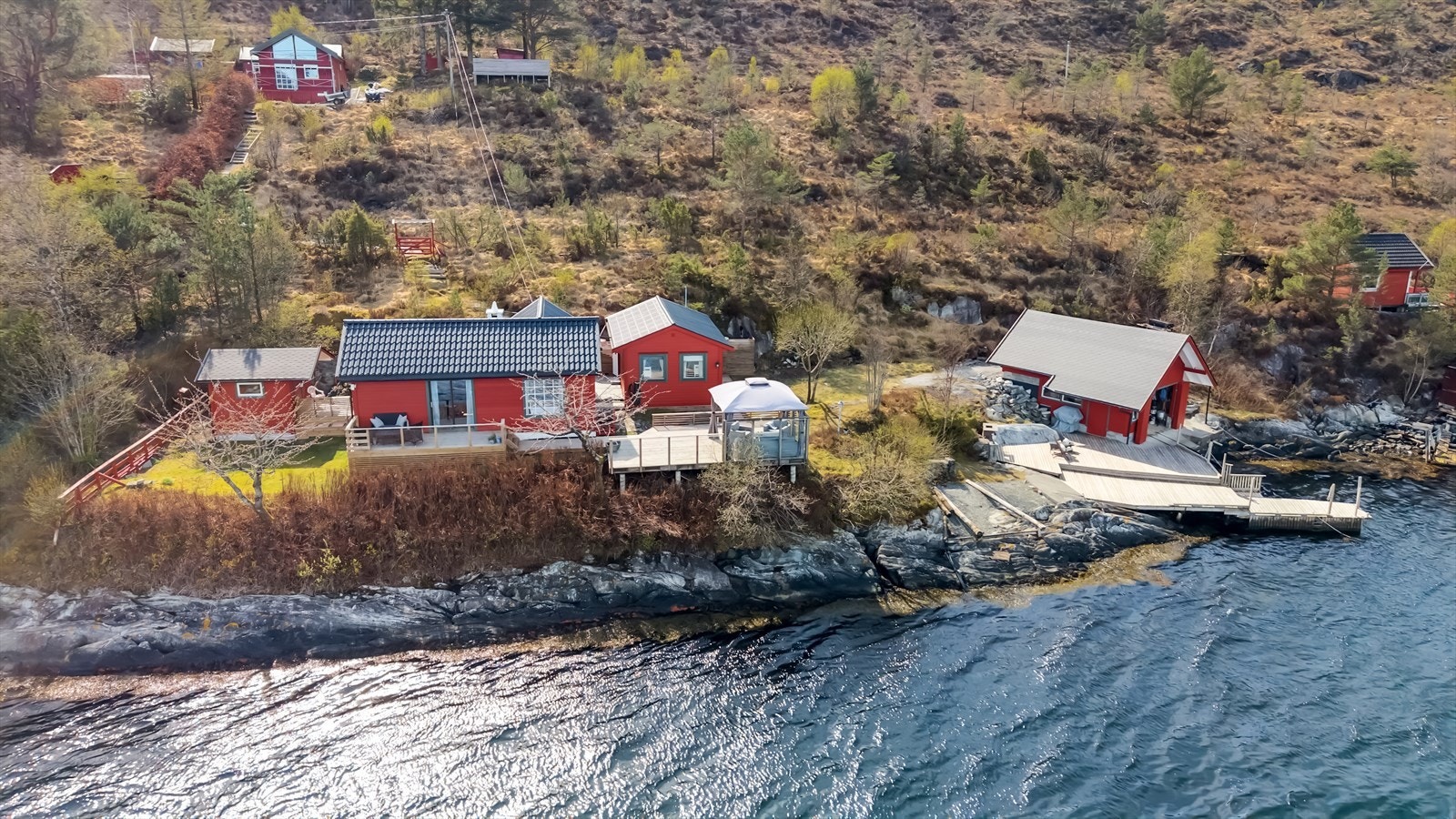 Vedskjul til venstre - deretter hytte, anneks og nøst. Galleribilde