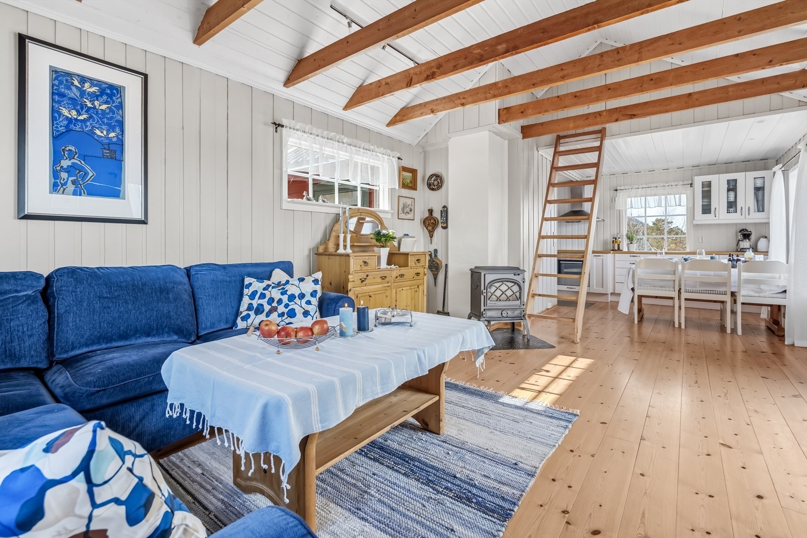 Stue med Dovre peisovn og oppgang til hems/lagringsrom Galleribilde