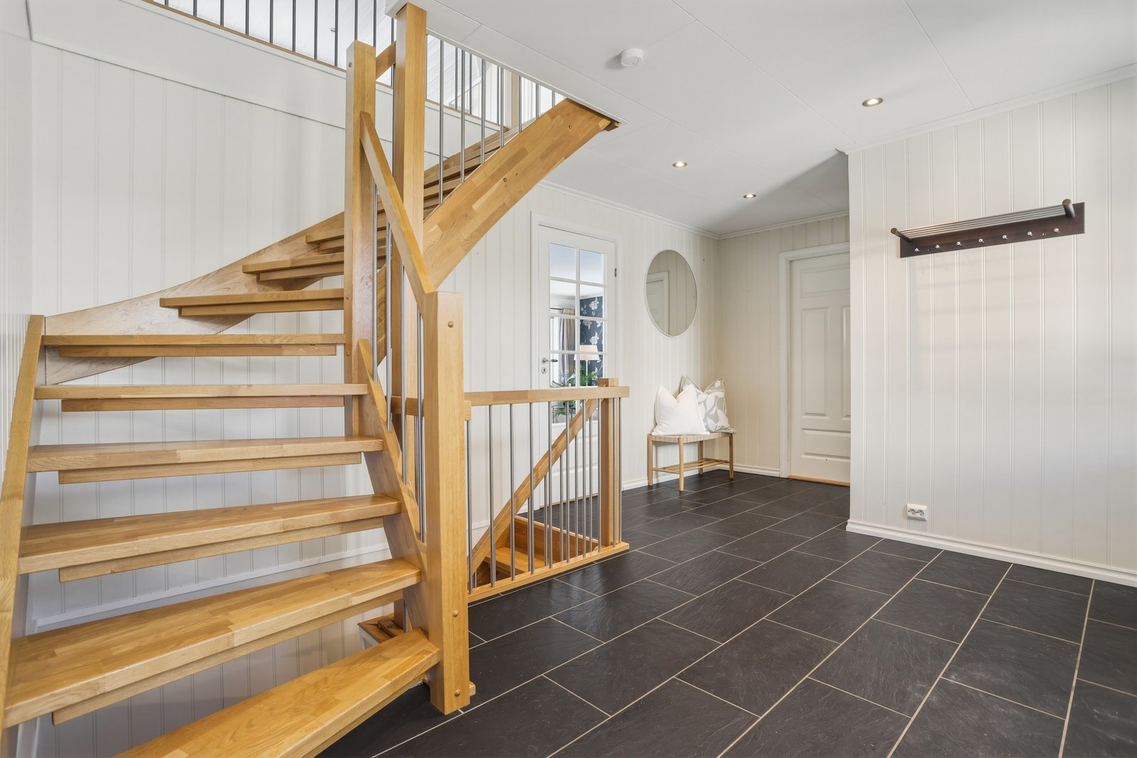 I gangen er det god plass til å henge fra seg yttertøy. Galleribilde