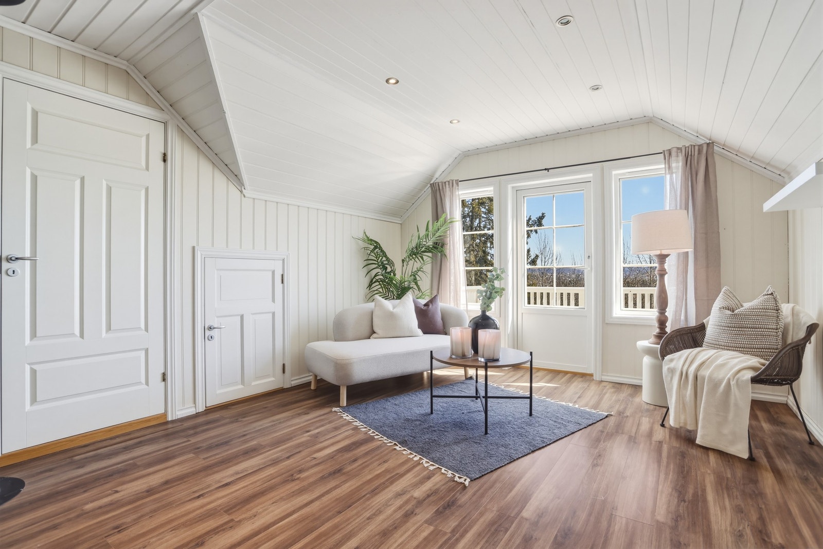 Loftstue med utgang til balkong. Galleribilde