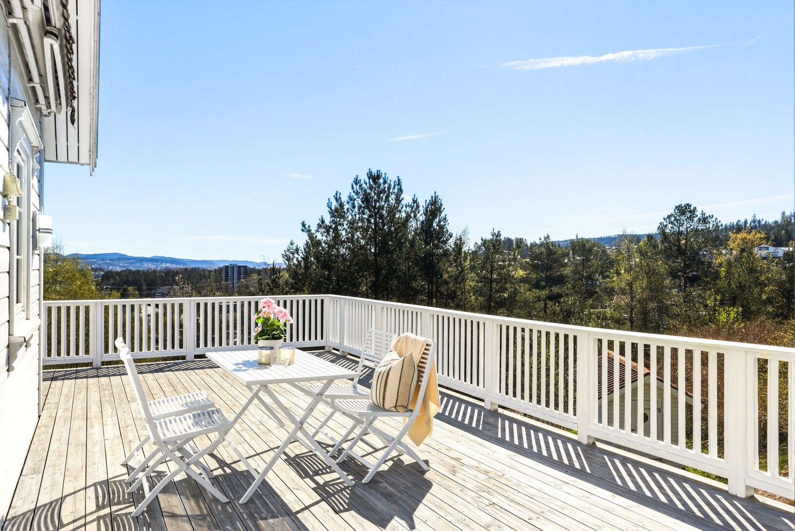 Meget god solforhold på terrasse - perfekt for sosiale sammenkomster. Galleribilde