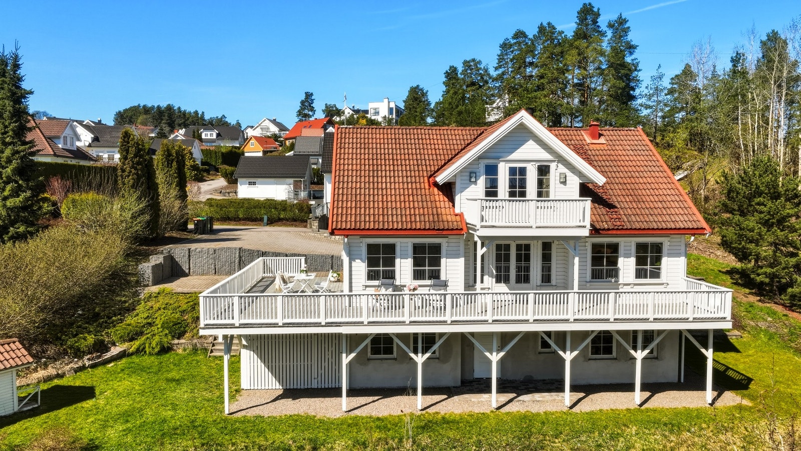 Boligen går over 3 plan og har en godkjent sokkelleilighet. Galleribilde